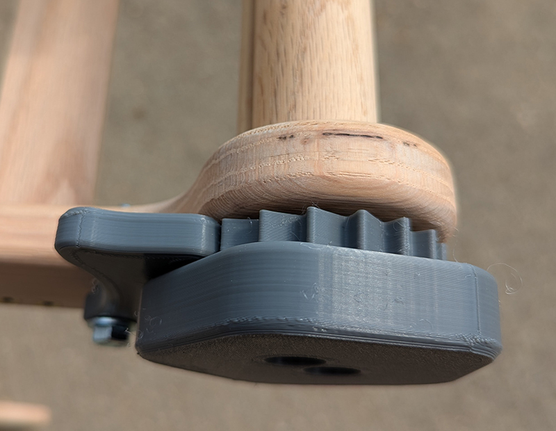 Details of the handle with locking mechanism so that you can apply tension to the warp and weave properly.